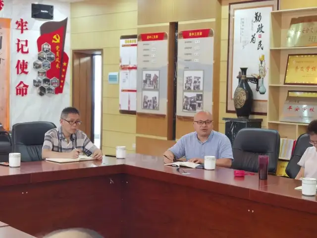 【红心向党，献礼百年】 湘潭市三中举行“奋斗百年路，启航新征程”座谈会