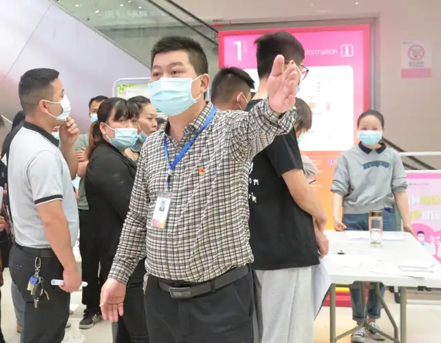 我为群众办实事｜党员先锋助力疫苗接种，暖心服务有温度