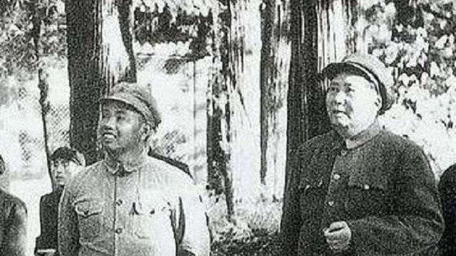 悍将许世友，得知毛主席逝世连下3道命令，不顾阻拦带枪守灵