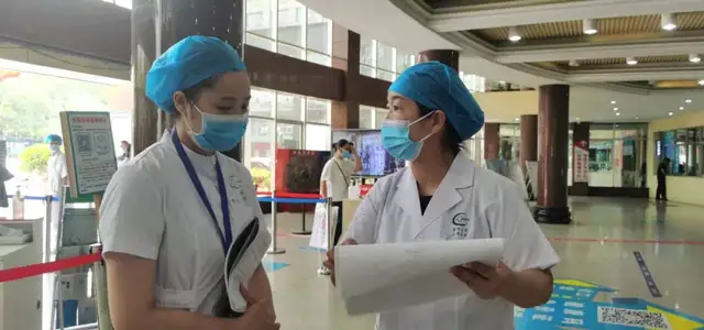 湘潭市中心医院：疫情防控不松懈 高温慰问送清凉