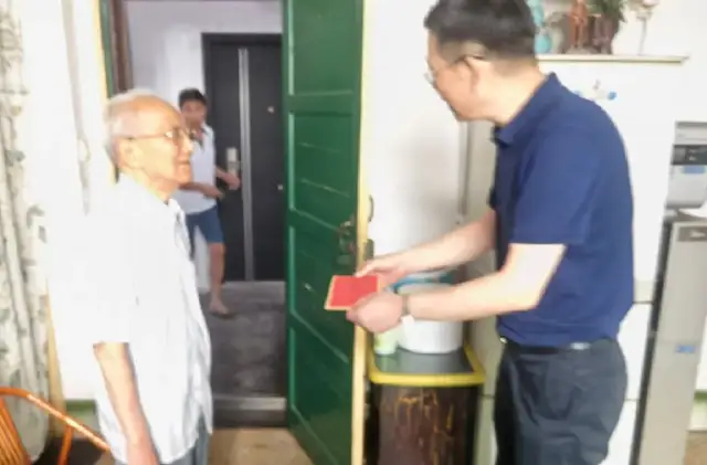 湘潭市住建局“七一”走访慰问老党员和困难党员