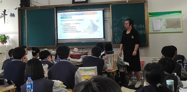 立足校本研修 助力教师成长 —记湘潭凤凰中学2021年青蓝工程青年教师汇报课