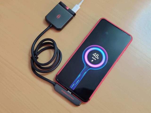 手机一个接口不够用，红魔手机拓展坞来帮你