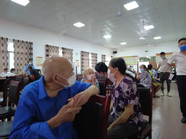 为高龄老人构筑防疫屏障