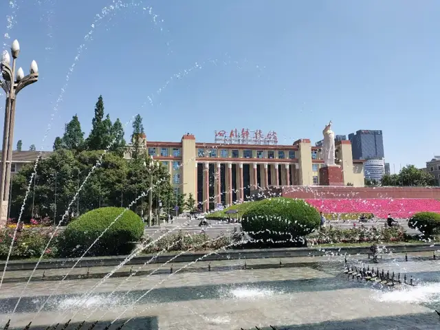 开启“科技之光”——万安小学签约四川科技馆“馆校合作项目”