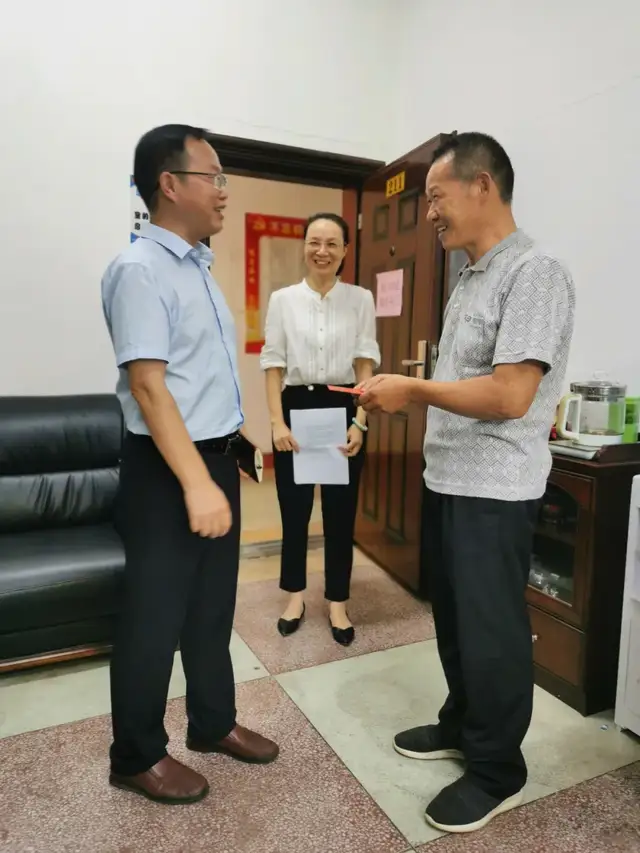 炎炎夏日忙走访，悠悠关怀暖人心