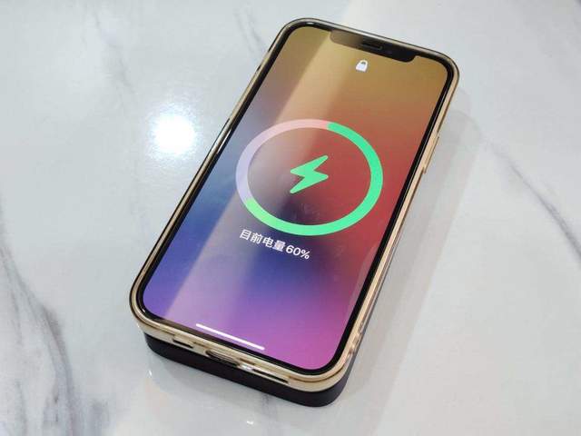 倍思磁吸无线快充移动电源：自带MagSafe，一个同时充仨