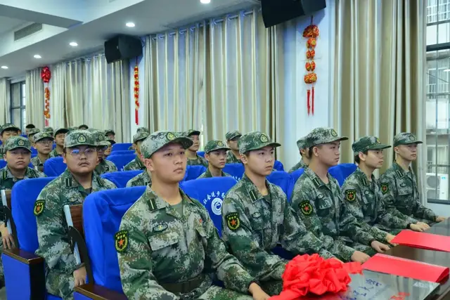 逐梦深蓝，矢志报国——湘潭凤凰中学挂牌海军航空大学优质生源基地