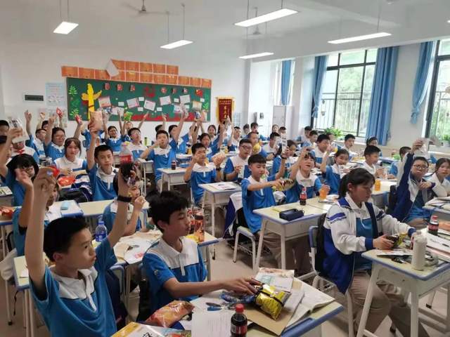 童心向党，我是红色基因传承人——记七年级欢庆六一、八年级离队建团仪式暨十四岁集体生日