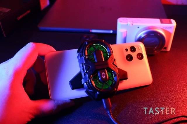 红魔双核散热背夹体验：别人家的是风扇，我家的是空调