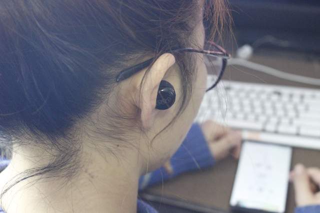 百元耳机都不值得入手，那低于百元更不能看？结果打脸来得那么快