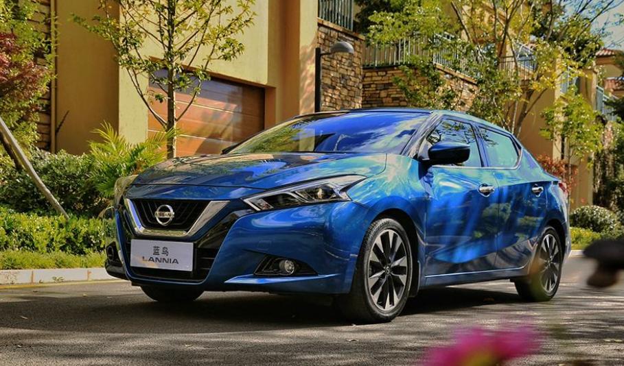 蓝鸟车身由诱人的弧线勾勒而成,前脸,头灯,后视镜,溜背,还有