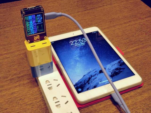 氘锋65W三口GaN充电器（小黄人版）超萌颜值，iPhone 13充电首选