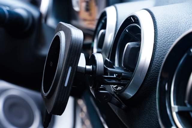 亿色车载无线充电器支架：吸附力强，充电迅速iPhone11pm也能用