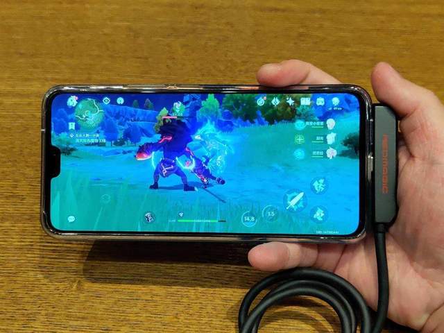 手机一个接口不够用，红魔手机拓展坞来帮你