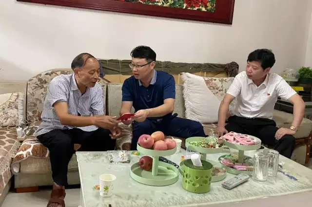 湘潭交发集团党委“七一”期间慰问困难党员