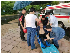 岚霞路口快警站及时救助摔伤老人