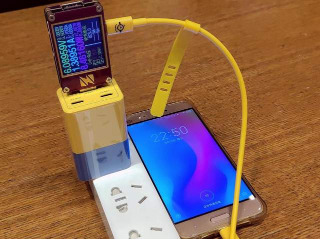 氘锋65W三口GaN充电器（小黄人版）超萌颜值，iPhone 13充电首选