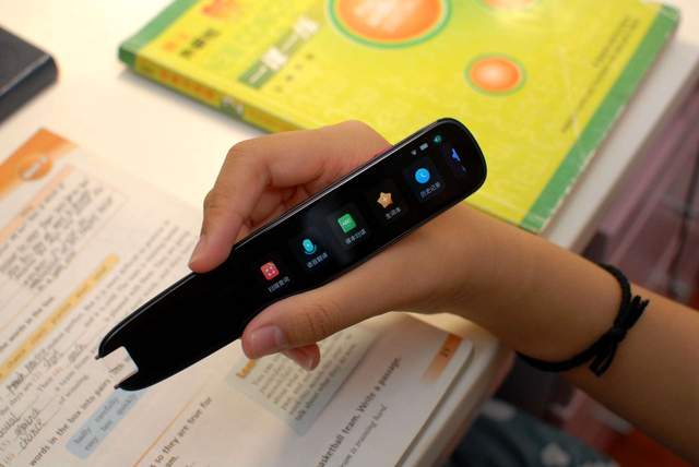 讯飞翻译笔S10体验：学英语怕生词？横扫一下解决一切烦恼