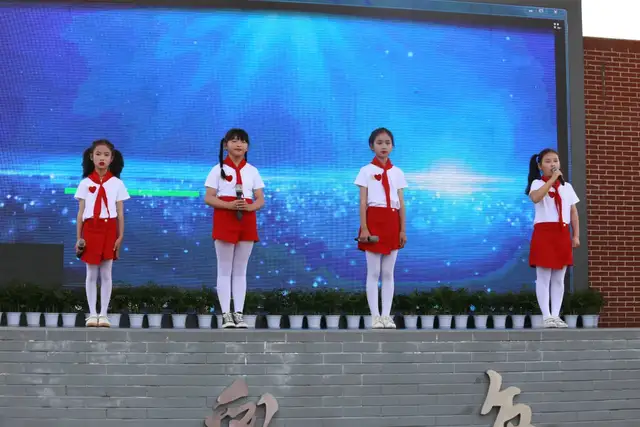 「国旗下」感恩母亲——华阳小学三六中队国旗下展示