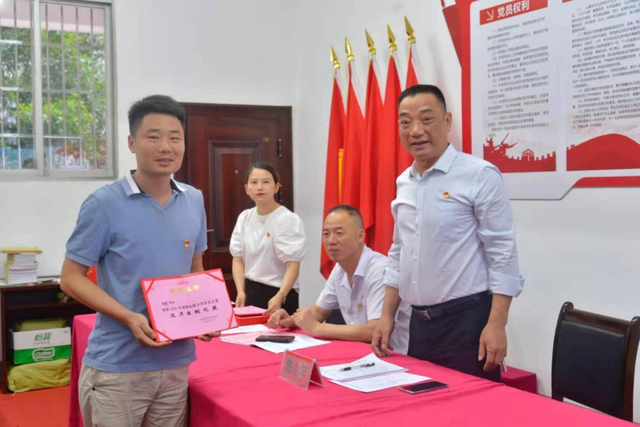 湘潭凤凰中学“两优一先”表彰大会暨党建指导员陈小年同志送党课活动