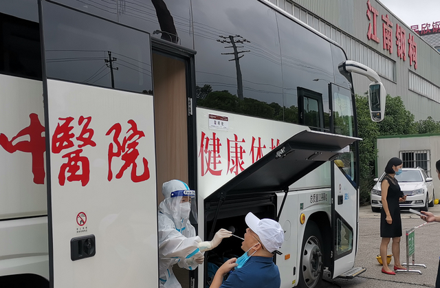 「车八进一」湘潭县首台移动核酸采样车帅气出场