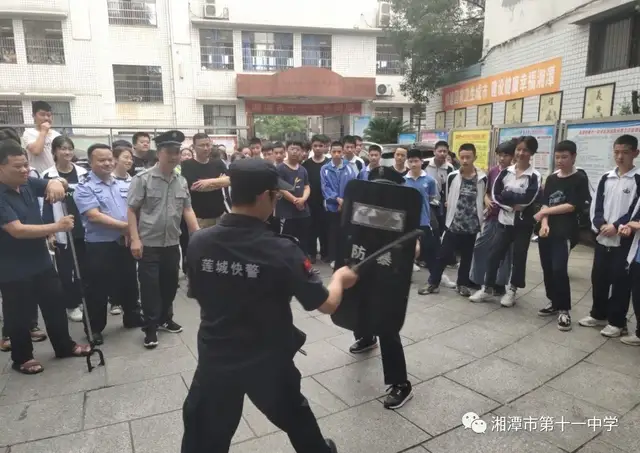 湘潭市十一中举行防恐处突培训演练