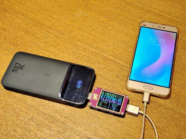 倍思磁吸无线快充移动电源：自带MagSafe，一个同时充仨