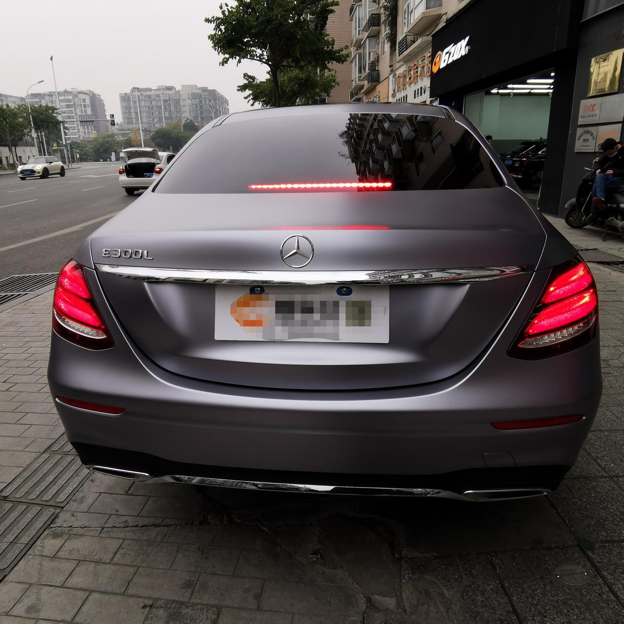 奔驰e300l车身改色贴膜电光钛灰