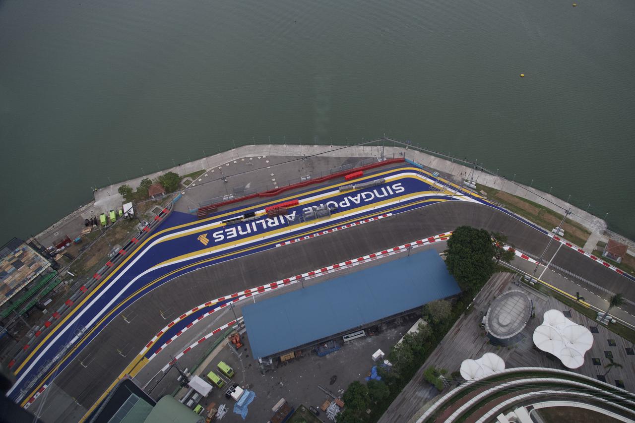 滨海湾街道是一级方程式比赛的其中一个分站的赛道,正是新加坡大