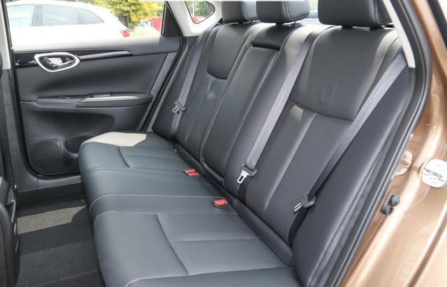 轩逸,外观大气,内饰温馨,日产移动大沙发坐着真舒服_轩逸车友圈_懂车