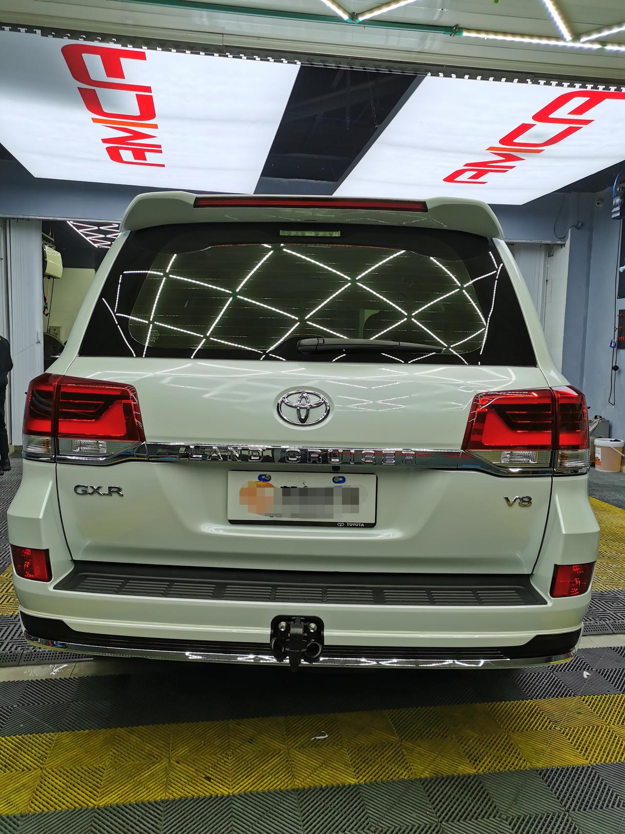 丰田普拉多车身改色贴膜珍珠白