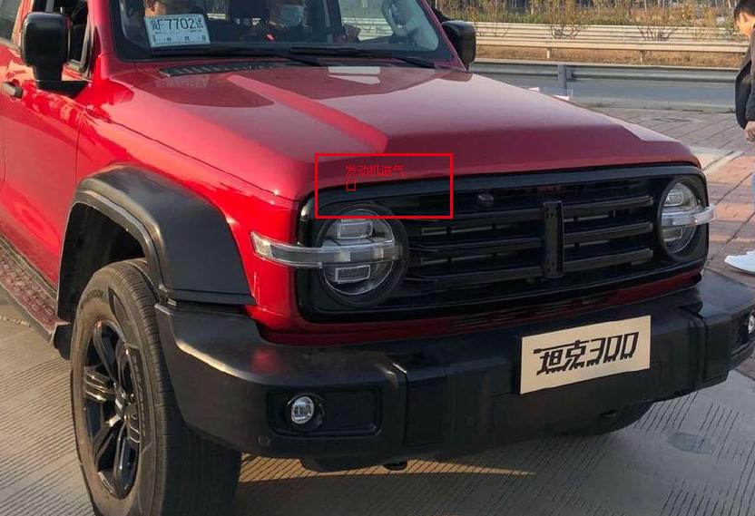 越野车进口气的位置都相当的鸡贼, 坦克300的进气口在机舱右侧,藏在中