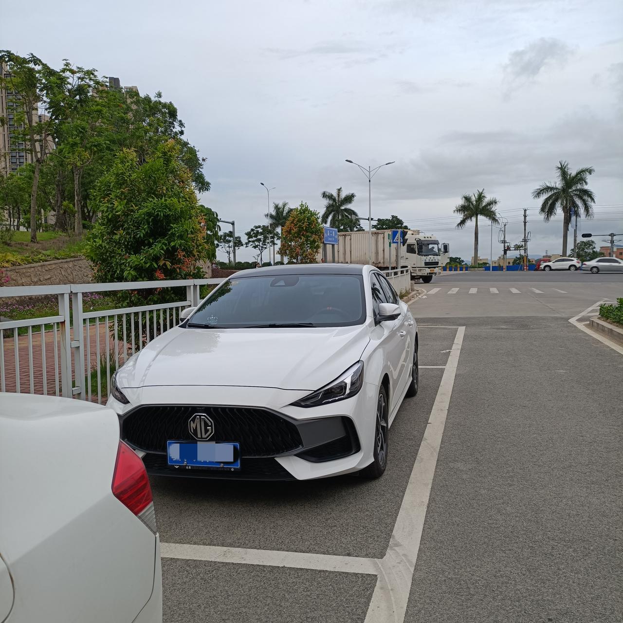 贴了黑顶感觉不错_名爵5车友圈_sngbg_懂车帝