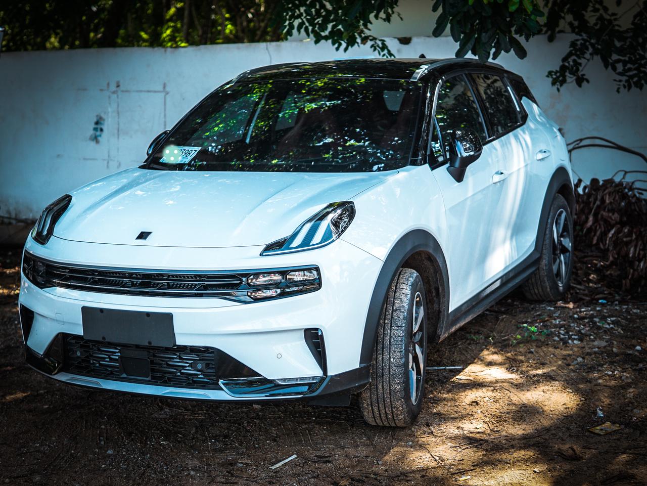 第一次给06拍照,白色越看越耐看呀_领克06车友圈_懂车帝