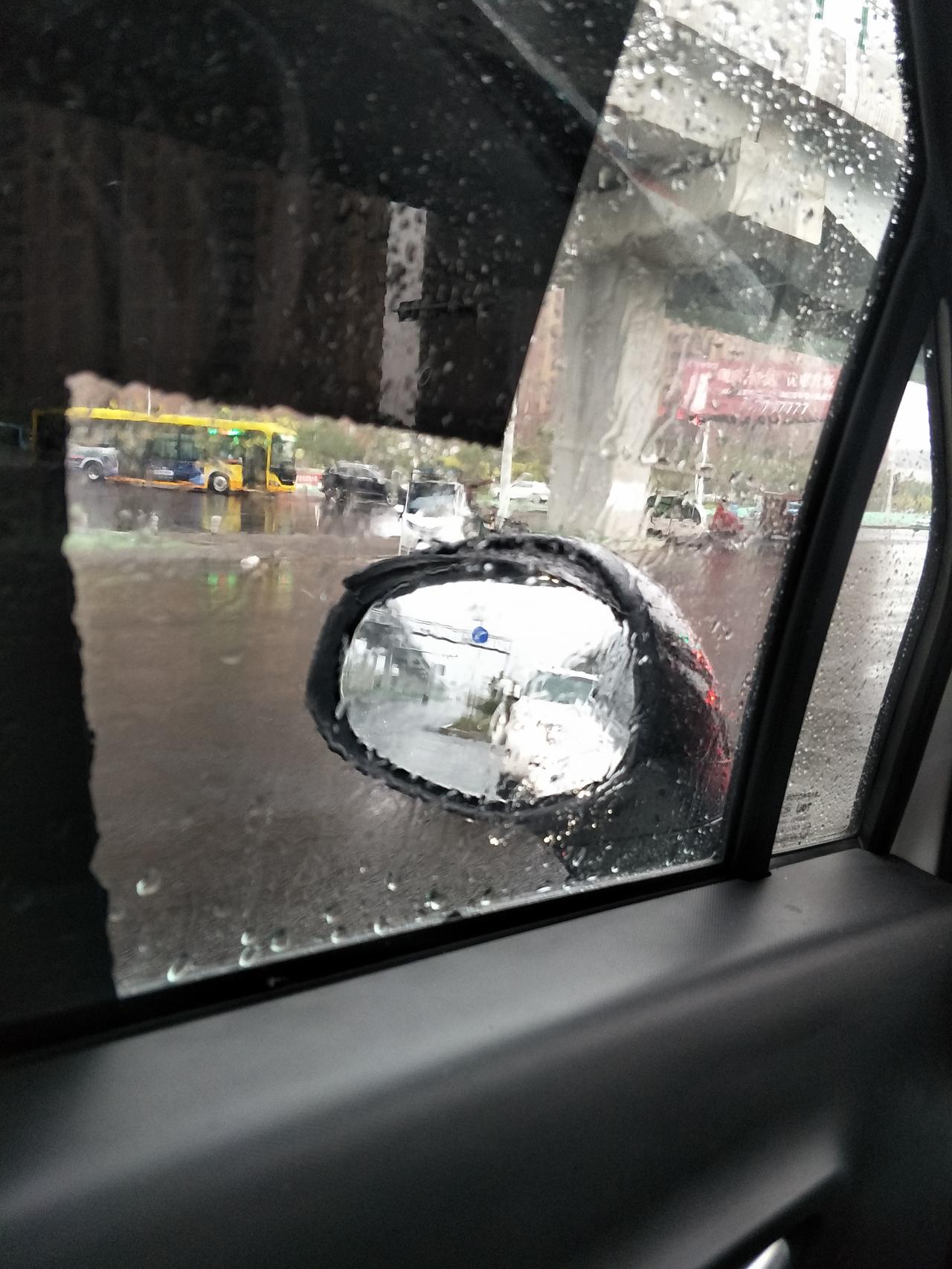 下雨天车窗玻璃水珠怎么去除