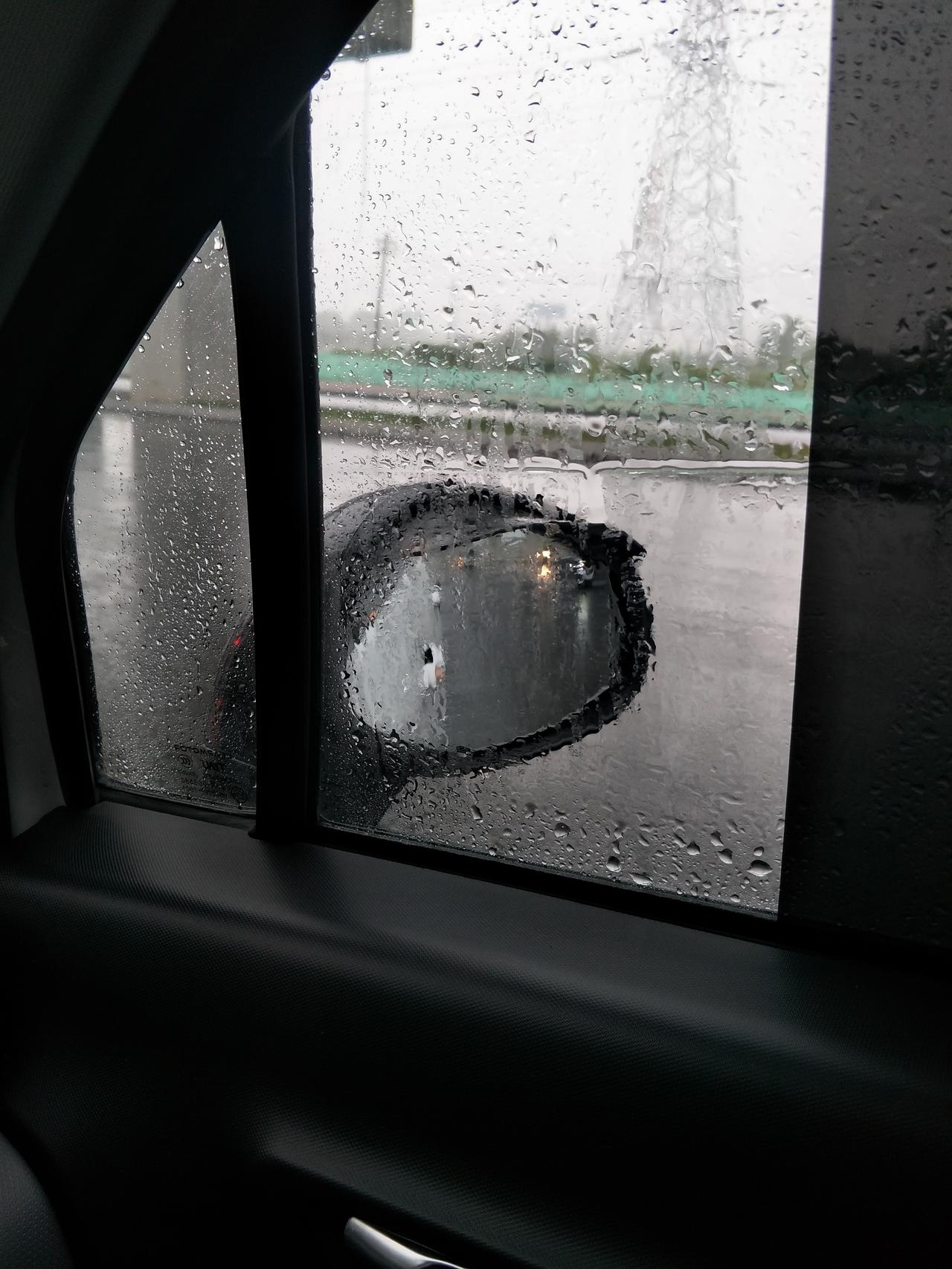 下雨天车窗玻璃水珠怎么去除