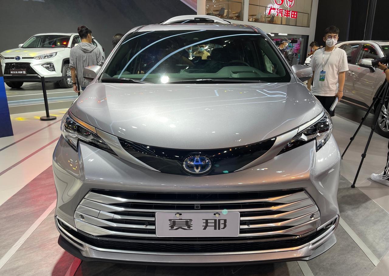 成都车展实拍广汽丰田赛那sienna 可以说目前国内中端mp