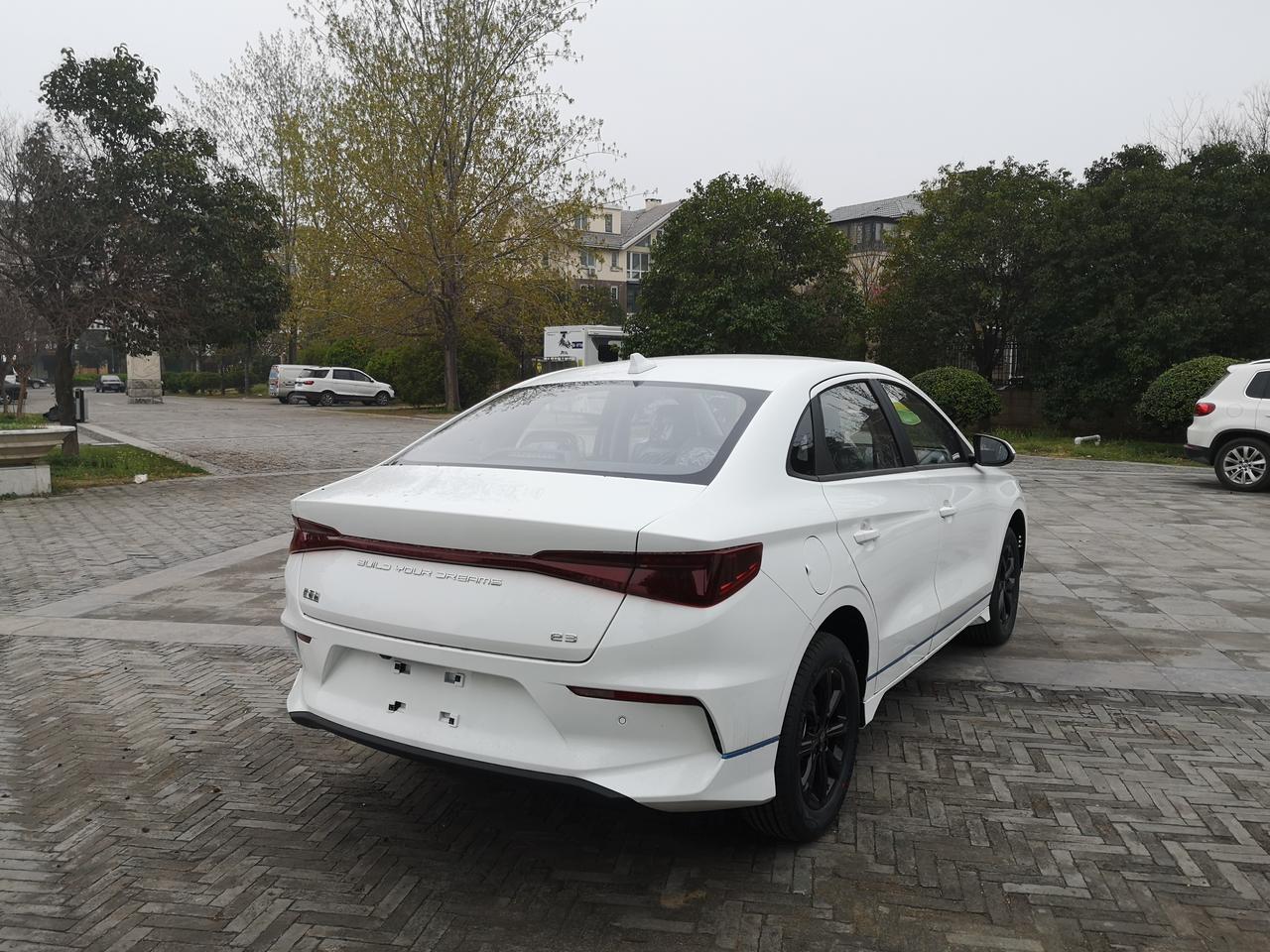 比亚迪e3,我认为这是一辆各方面都适合我的车子 十万出头的价