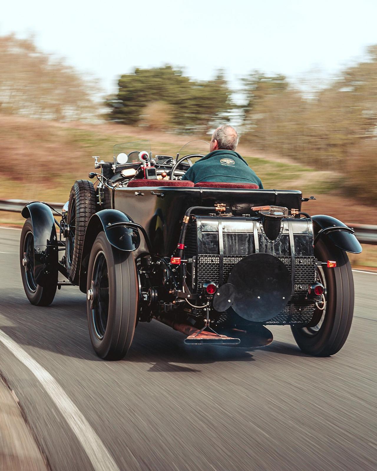 宾利打造了一款1930年赛车版本的复古车型 车名为bentl