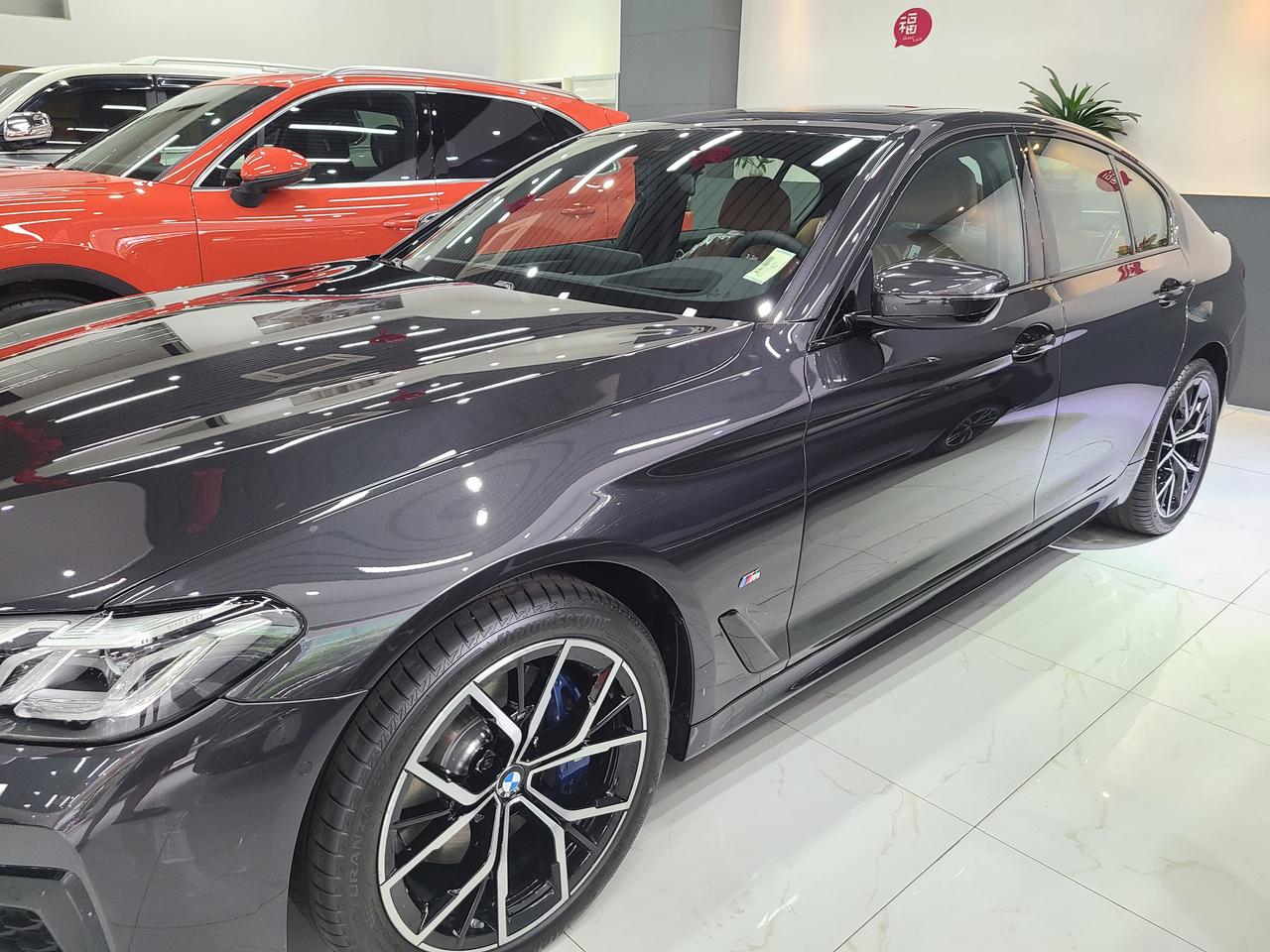 7月订了540石青,今天陪同事去别的店里发现一辆530神秘灰