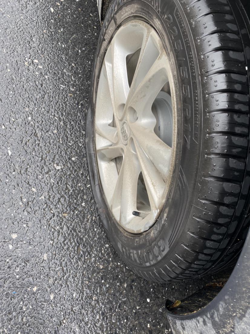 没注意马失前蹄蹭路牙爆胎了09