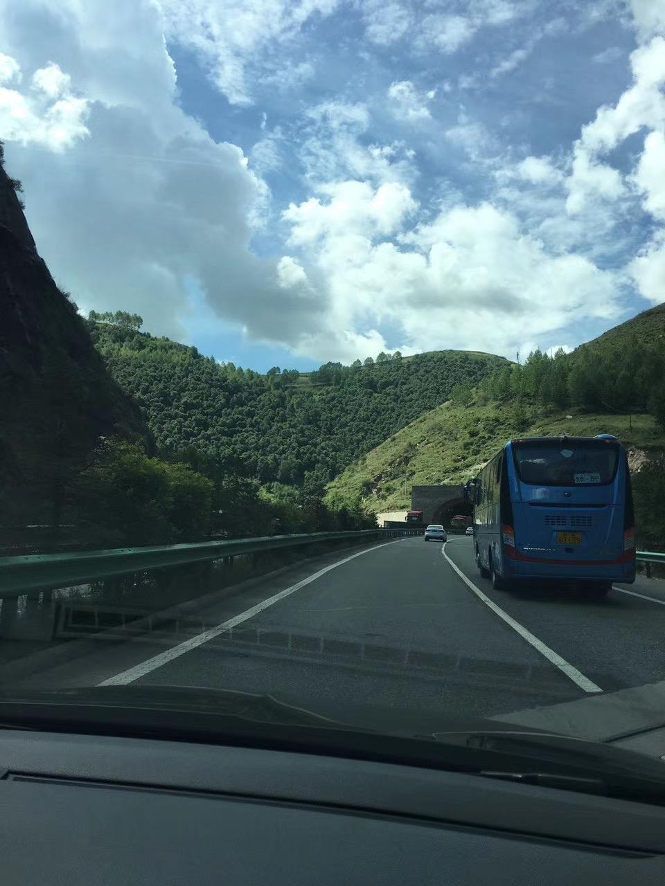 透过车窗看窗外美丽的风景!不管是在旅途中还是在车水马龙的城市