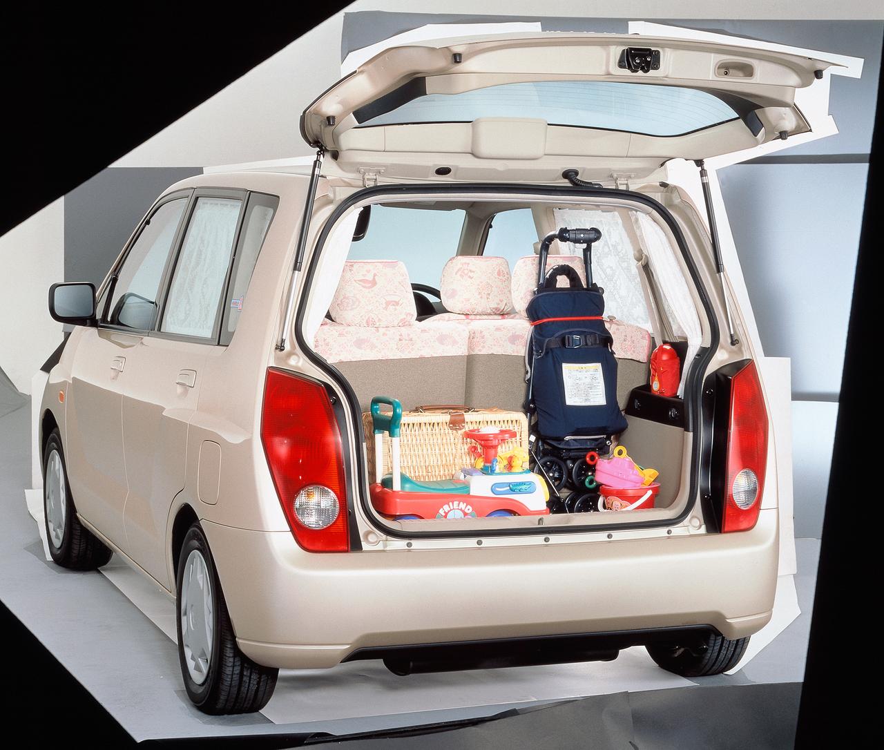 哈飞赛马是以三菱2000年推出的dingo车为蓝本生产的,采