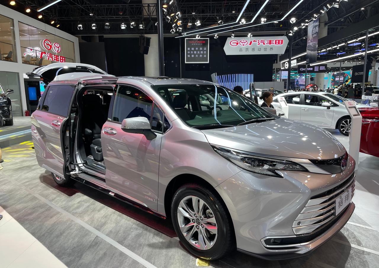 成都车展实拍广汽丰田赛那sienna 可以说目前国内中端mp