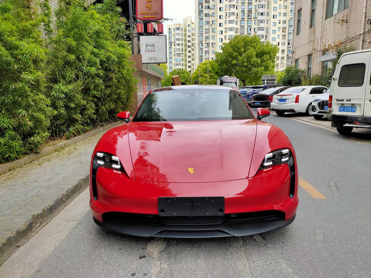 超级低配的taycan胭脂红