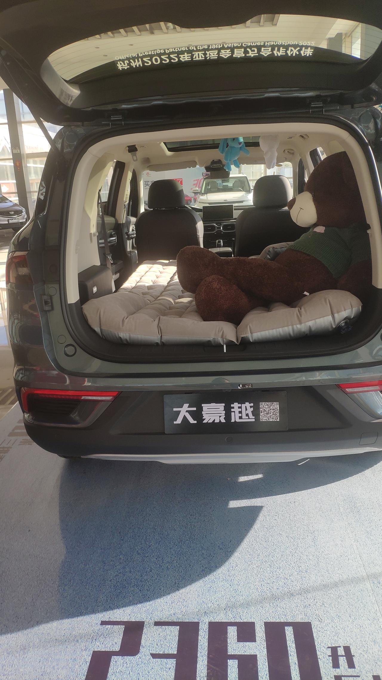 豪越#吉利豪越自动豪华型,后排放倒空间可以达到2.2米的纵
