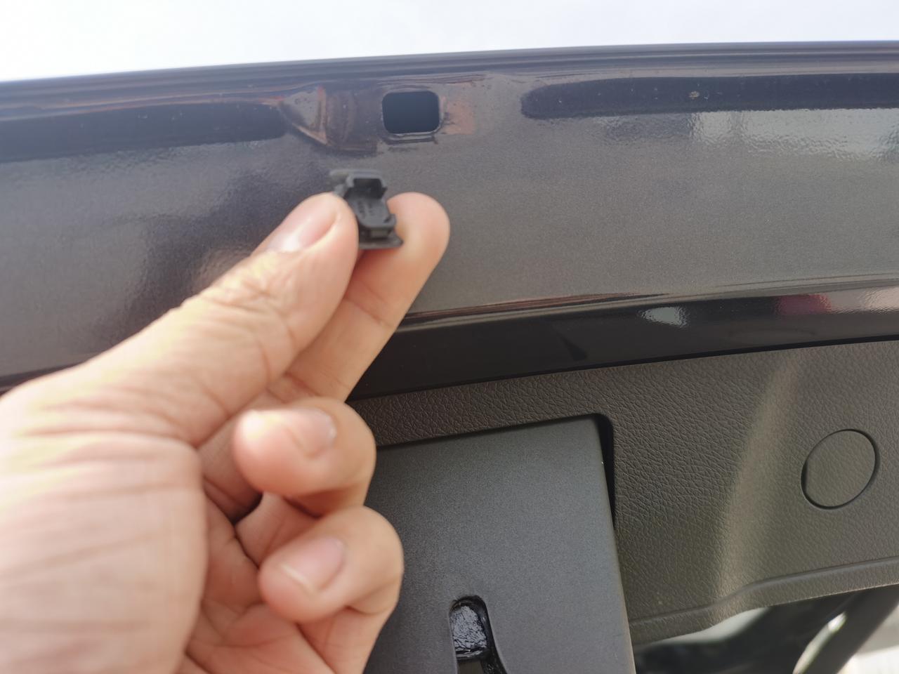 你们后备箱这个堵拆了吗,这个是排水孔吗?一共三个,不知道扣下