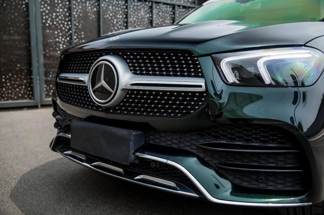 膜呗改色案例:奔驰gle350改色祖母绿色 华贵气质无法隐藏