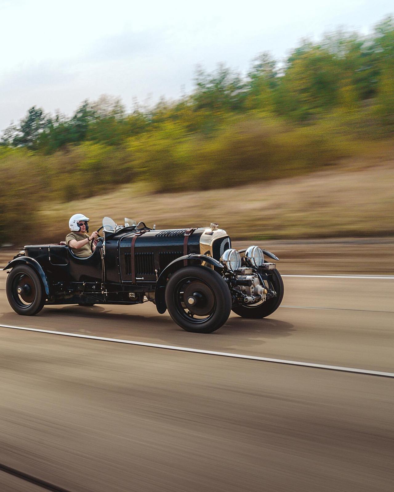 宾利打造了一款1930年赛车版本的复古车型 车名为bentl